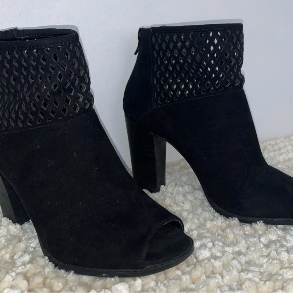 ☀️Sleek Black Cut-Out Ankle Booties☀️